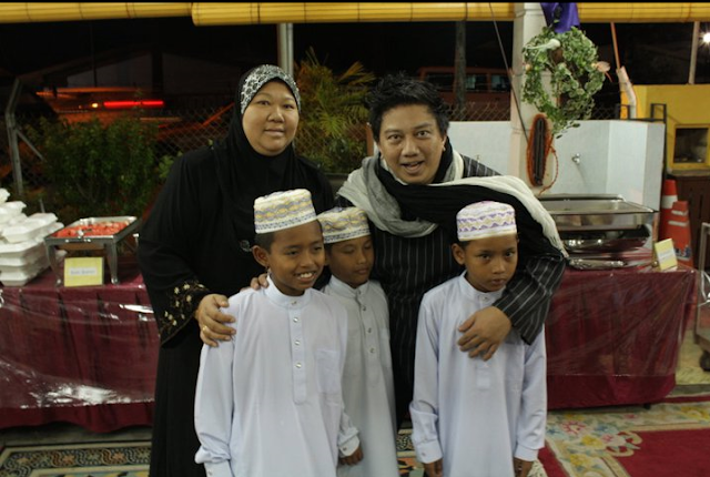 Azuan Ali bersama anak 3 orang anak yatim